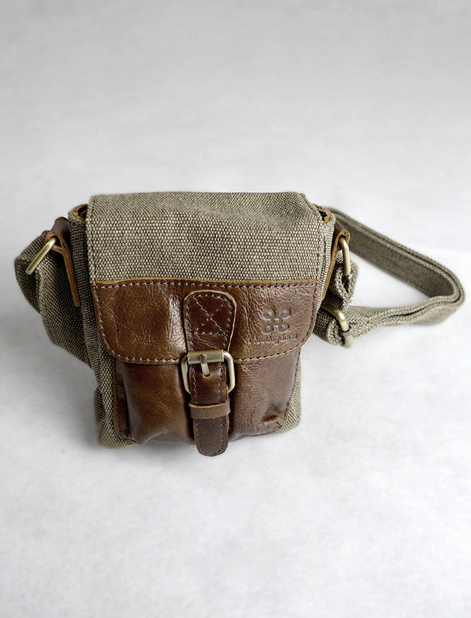 Small Traditional Tweed & Leather Flight Bag