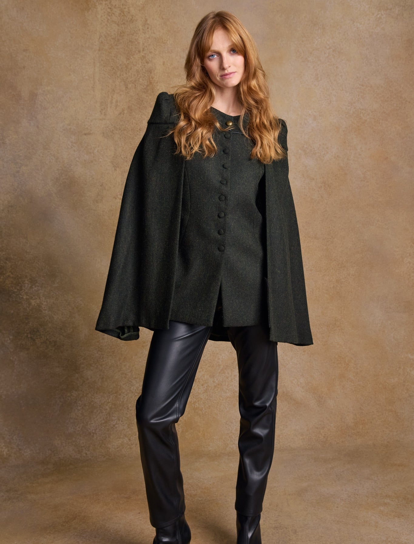 A*O様 Tweed cape / feuille Aisling Tailored Tweed & Leather Cape - Winning Green Herringbone